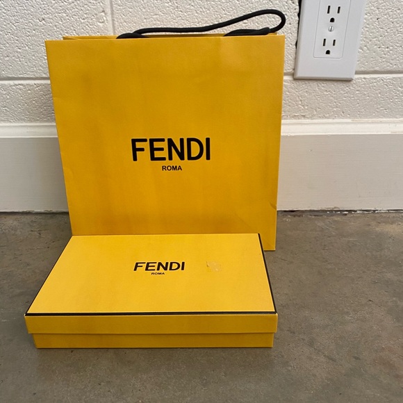 Collection of EMPTY boxes, bags, and ribbons from luxury designers. - Picture 8 of 10